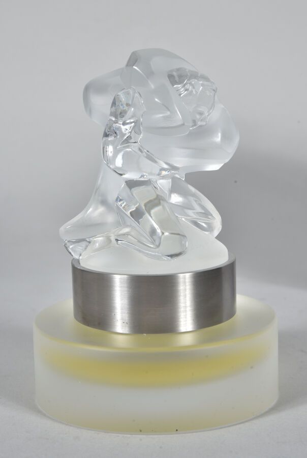 Null 克里斯托尔-拉利克

摔跤手 "香水瓶。白色吹塑水晶印花，缎面和光面。2009年版。在其原来的盒子里。

签名。

高12.5厘米