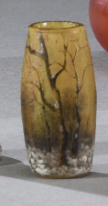 Null DAUM NANCY.

一件黄橙橙的玻璃迷你花瓶，瓶身是倒置的。酸性蚀刻的雪下树木的装饰，用多色珐琅强化（颈部有轻微的缺口）。

签名。

高3,7&hellip;