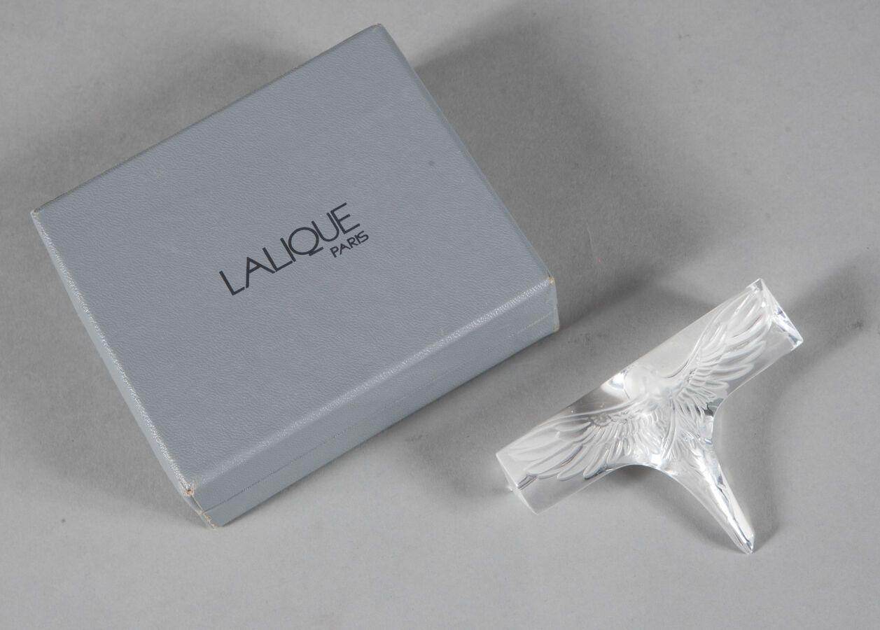 Null lalique水晶

有翼的女人 "刀架。证明在压制的白水晶缎面抛光和明亮（芯片）。在其原来的盒子里。

签名。

高2.5厘米-长10厘米-深7.5&hellip;