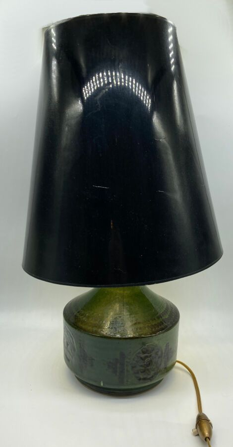 Null Hanne - 丹麦

釉面石器单灯台灯，圆锥形灯身，有一个环形的脚跟。在橄榄绿的背景上，装饰有印花和珐琅的黑色几何图形。

带有工厂的印章，位于并编&hellip;