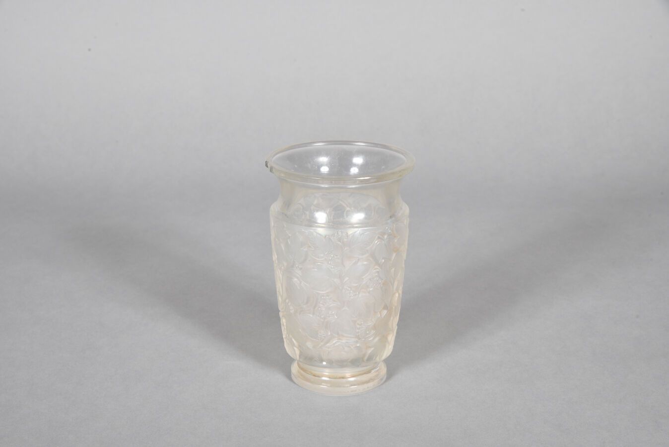 Null 勒内-拉里克 (1860-1945)

多维尔 "花瓶（模型创建于1941年）。白色压制玻璃的证明，哑光和亮光（外颈部有缺口）。

签名。

高15厘&hellip;