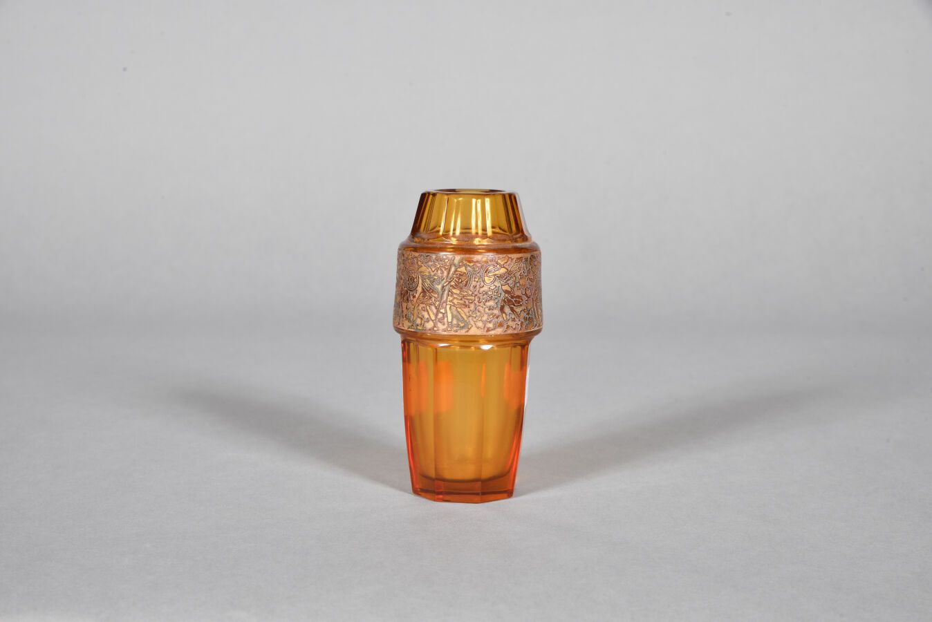 Null Moser - Karlsbad (斯洛伐克)

卵圆形花瓶，瓶身为截断式，上环满布武士的旋转装饰。琥珀玻璃证明，有酸蚀装饰和全镀金。

签名。

高&hellip;