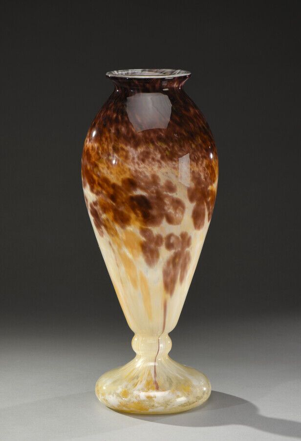 Null 查尔斯-施耐德 (1881-1953)

Jades "的柱状花瓶，放在一个环形的基座上，颈部略微外翻。以白色和棕色的玻璃粉证明，表面上的橙色形成了风&hellip;