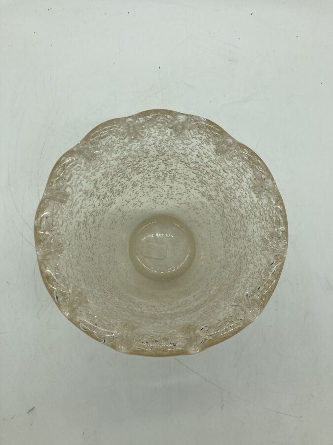 Null 道姆-南希

圆锥形花瓶，边缘有多裂纹。证明在白色玻璃中，略带粉红色，完全起泡（底部有微小的缺口）。

签名。

高度为10.5厘米