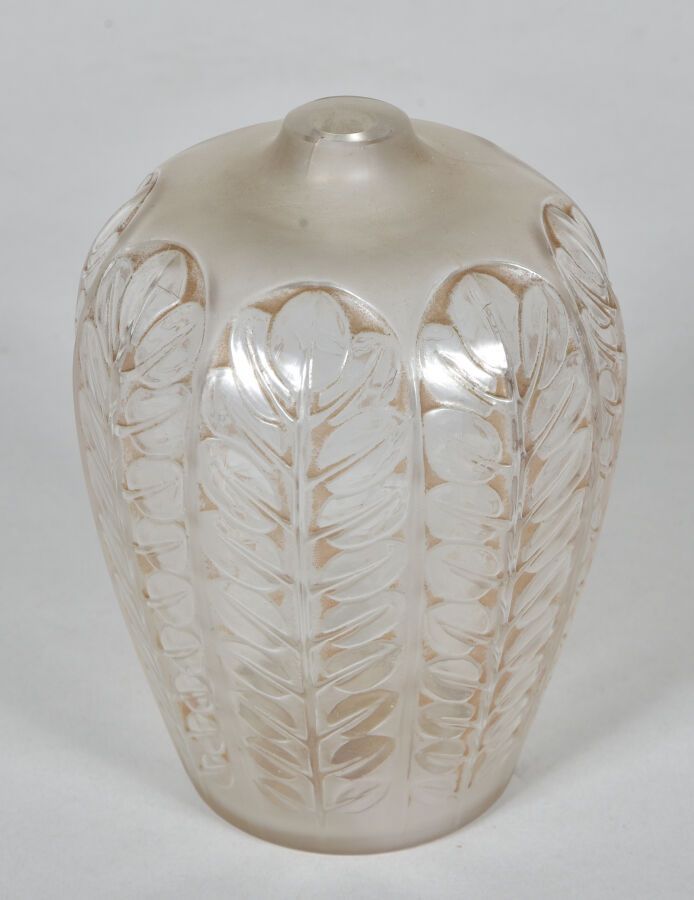 Null 勒内-拉里克 (1860-1945) 

图尔奈 "花瓶（创作于1924年）。白色吹塑玻璃中的证明，带有粉红色的斑纹（拉伸的气泡）。

底座下有经销商&hellip;