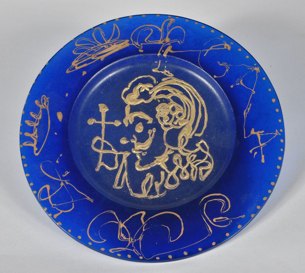 Null 萨尔瓦多-达利(1904 - 1989)和道姆

蓝色玻璃浆的 "La Triomphale "盘子，完全用金子强化。版本为2000册。

有签名和编&hellip;