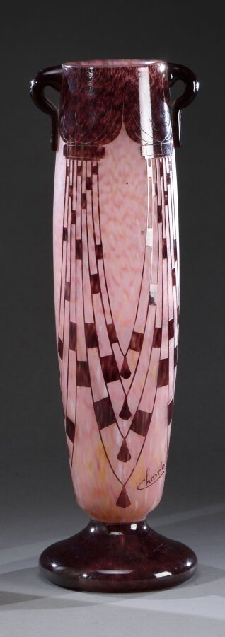 Null 查尔德和法国玻璃

椭圆形的花瓶，有两个小把手，在基座的颈部。紫色和粉色大理石花纹玻璃证明，橙色粉色背景。花环或项链的装饰，用酸刻在浮雕上。

签有两&hellip;