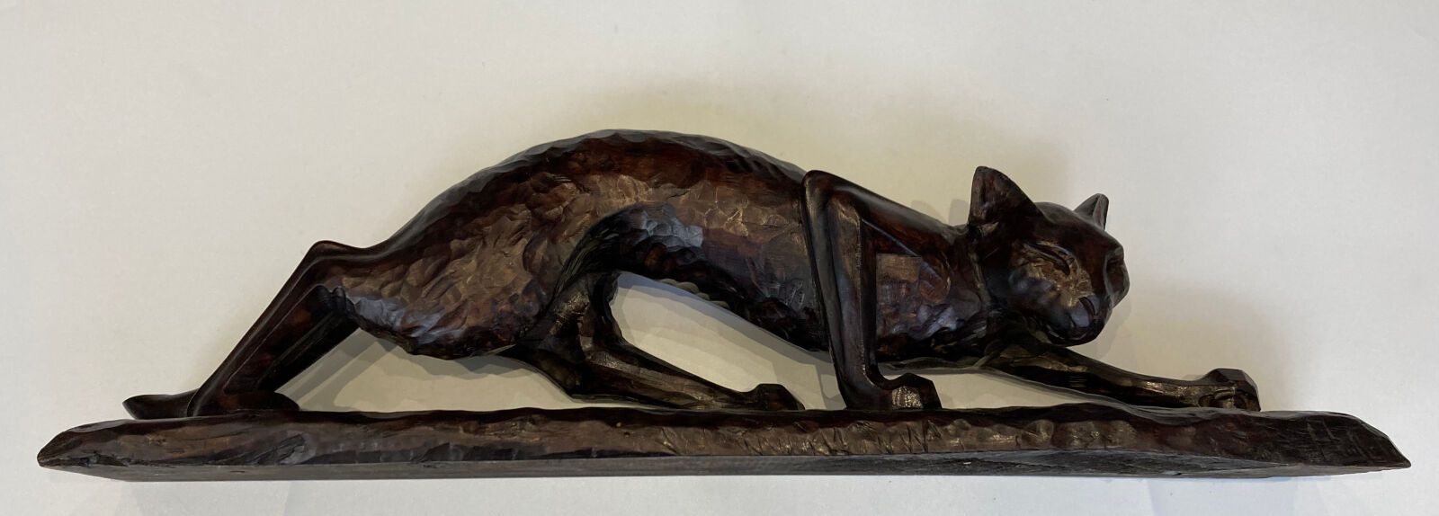 Null AILLOT

"移动中的猫"。清漆染色木质雕塑，直接雕刻（小的缺乏）。

在露台上签名。

高19厘米-长67厘米-深10厘米