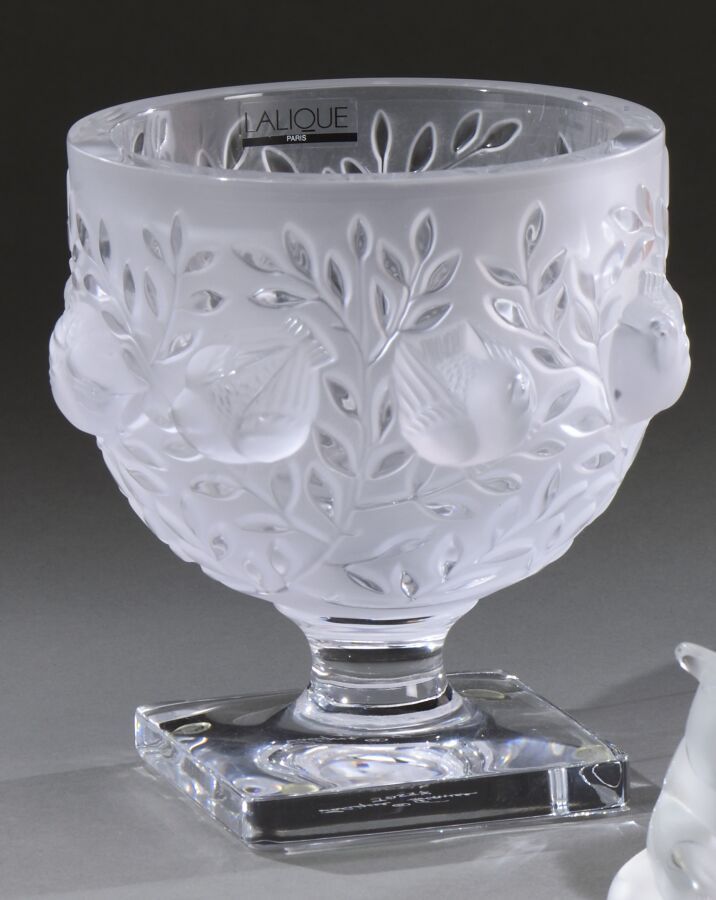 Null lalique水晶

伊丽莎白 "花瓶，创作于1961年。以压制的白水晶为证明，有哑光和亮光的效果。在其原来的盒子里。

签名。

高度13.5厘米 &hellip;