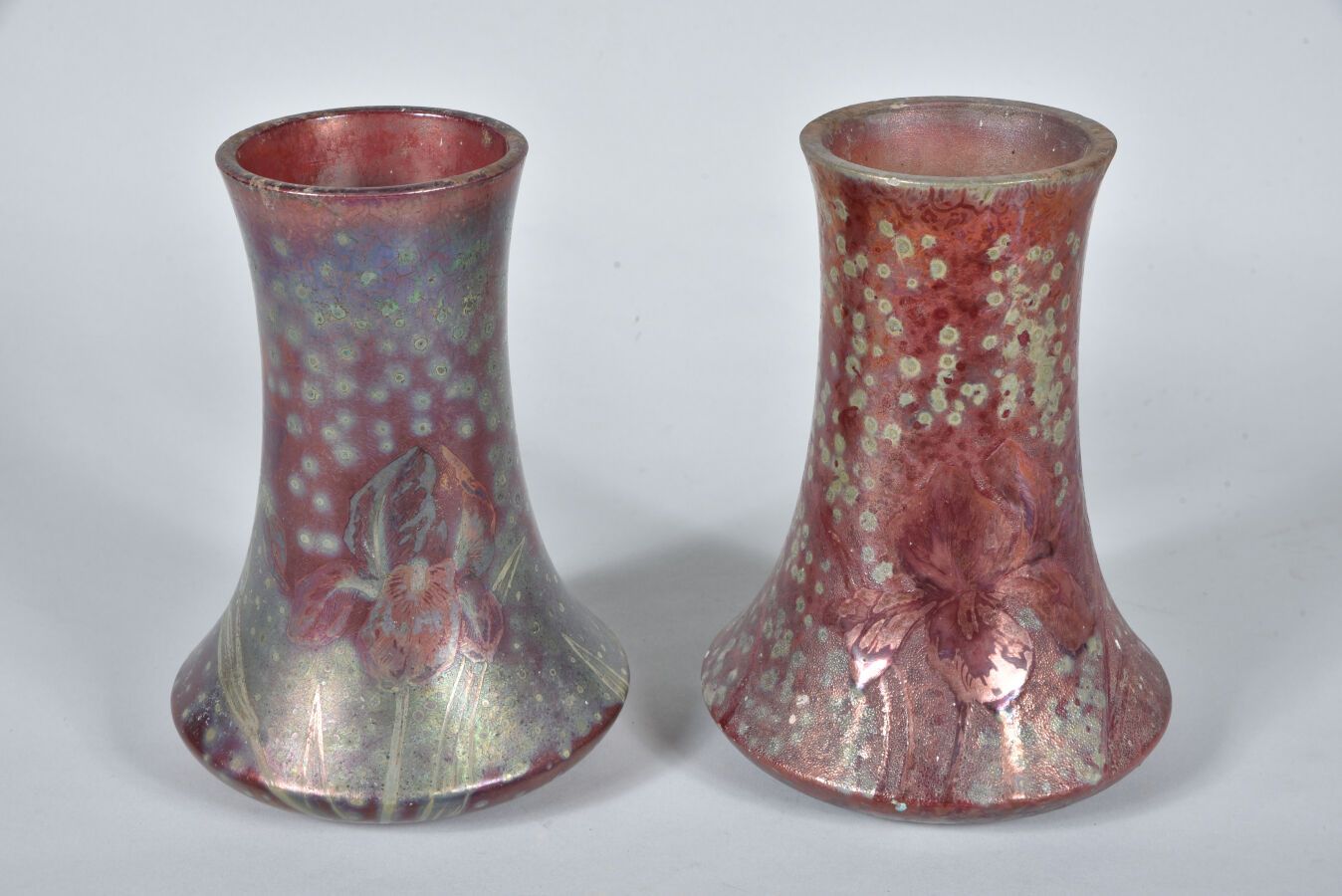 Null 德尔芬-马西埃(1836-1907)

一对双锥花瓶，五彩的紫红和蓝色陶瓷。饰有鸢尾花（颈部有小缺口

签名。

H.22厘米