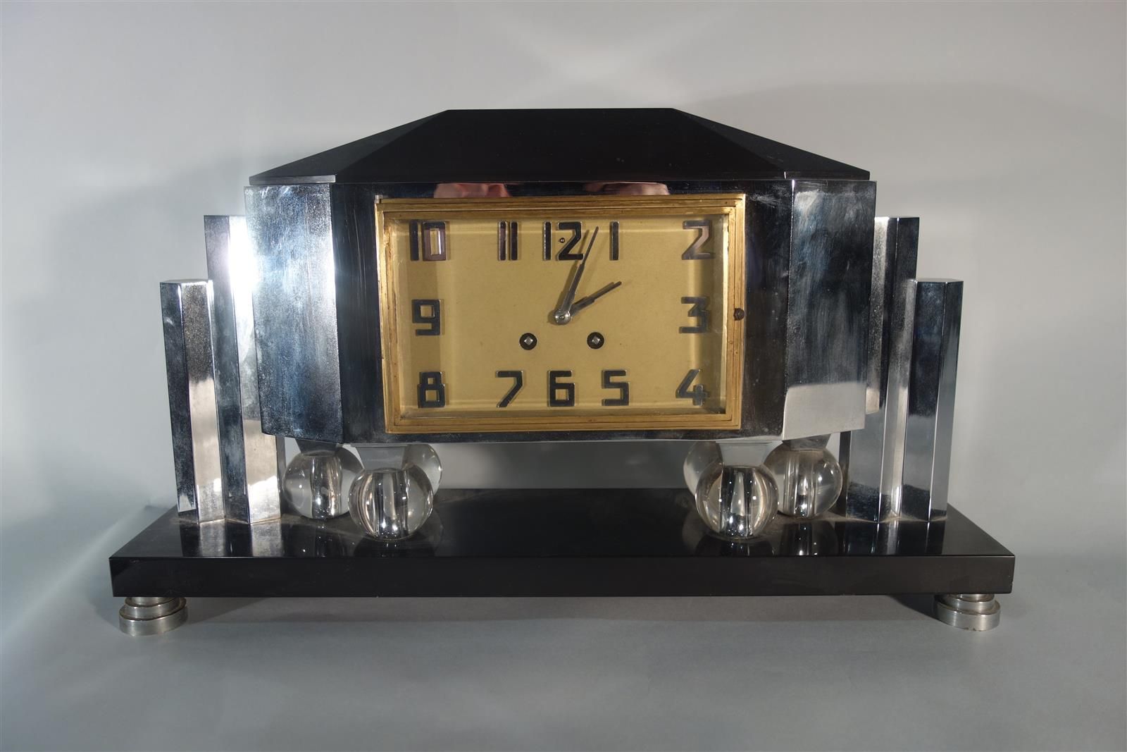Null FRENCH WORK 

Clock with a quadrangular body in chromed metal and black sto&hellip;