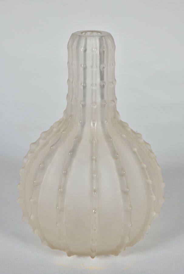 Null 勒内-拉里克 (1860-1945)

罗纹花瓶 "Dentelé"（1912年创作的模型）。白色吹制玻璃的证明，有亚光和光亮的表面（颈部有缺口）。
&hellip;