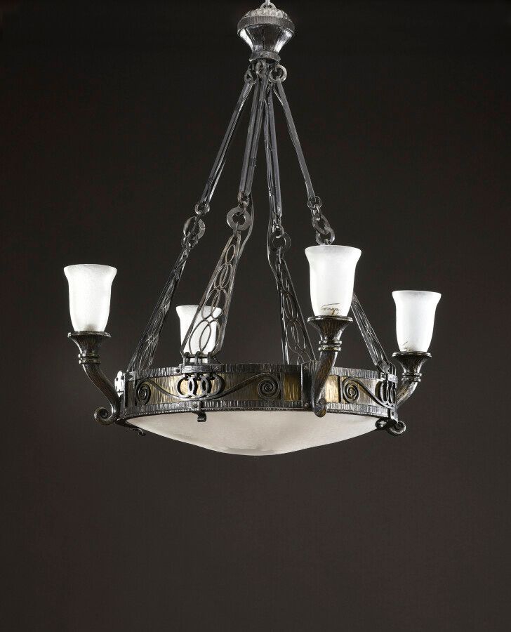 Null 查尔斯-皮格(1887-1942)

锻铁悬架有四个角形灯，围绕着中央的圆形磨砂白玻璃碗。四个重要的镂空支架和原来的盖子。磨砂白玻璃灯泡盖。

签名。&hellip;