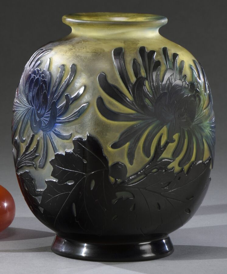 Null 加勒公司 (1904 - 1936)

花瓶，四角形截面的卵形瓶身，肩部和环跟上的开口颈部。在黄绿色背景的蓝紫色内衬玻璃中证明。菊花的装饰是用酸刻在浮&hellip;