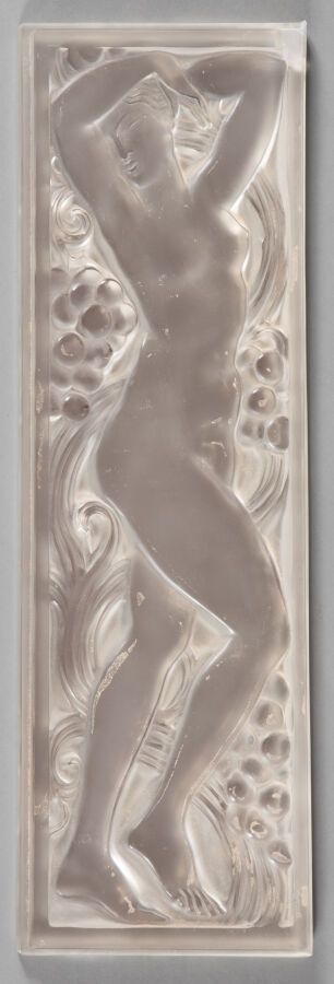 Null LALIQUE CRYSTAL

Figurine and grapes, arms raised" plaque, created in 1928.&hellip;