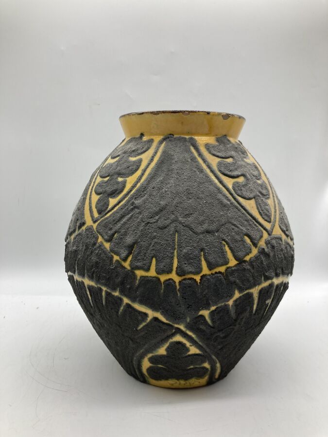 Null サウンドワイド

炻器花瓶，瓶身为卵圆形，瓶颈为锥形。在厚厚的棕色釉面上装饰有风格化的叶子（颈部有微小的缺口）。

签名。

高23,5厘米