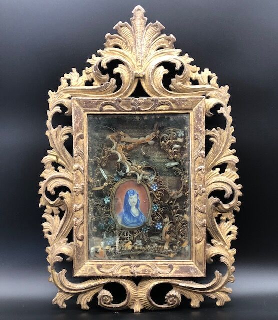 Null 卡尼维特在纸olles和珐琅花中围绕着一个微型的圣母。

非常漂亮的雕刻和镀金的木框，装饰有镂空和叶子。

18世纪中期。

总高54厘米-宽37厘米&hellip;