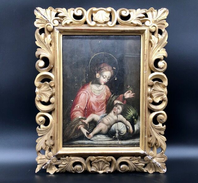 Null 18世纪的意大利学校。

带有垫子和玫瑰的圣母和儿童。

板上油彩。

视线：34 x 24厘米。

事故、修复、缺失的零件。
