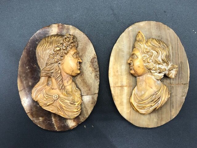 Null Deux médaillons en pendant en onyx et marbre à profil de femme sculpté en r&hellip;