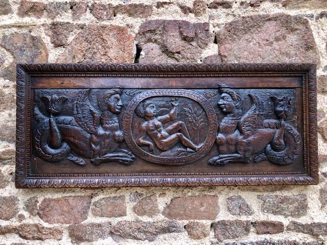 Null 橡木胸板上雕刻着一个徽章，显示一个躺着的孩子被两个美人鱼包围着。

17世纪。

以叶子为框架。

19世纪。

总尺寸：48 X 117厘米。

修&hellip;