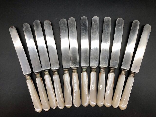 Null Douze couteaux de table, manches en nacre et lames acier. 

Vers 1880-1900.&hellip;