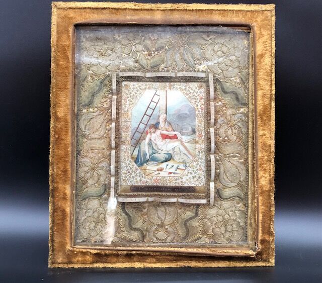 Null 围绕着水粉画的多个遗物的灵位，描绘了珠绣背景上的基督的沉积。

18世纪初。

37,5 x 32 cm。

事故和遗失的碎片。