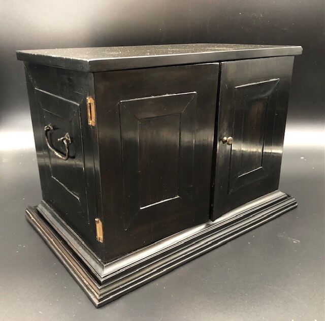 Null Small travel cabinet in ebony veneer opening with two leaves, revealing ele&hellip;