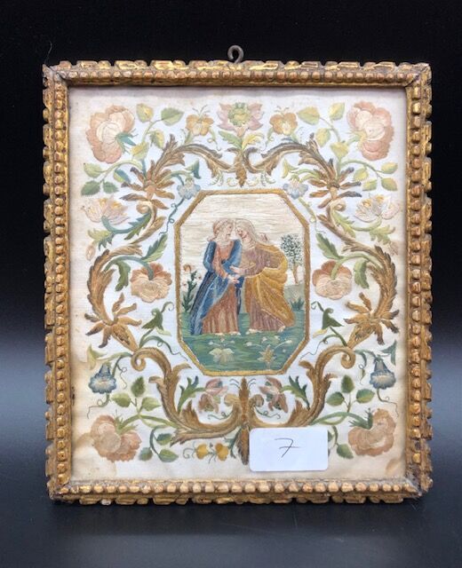 Null 丝绸上的双面多色刺绣，在中央的奖章中表现了圣安妮和圣母玛利亚在树叶和花朵的框架中。

雕刻和镀金的木框。

18世纪初。

22 x 19厘米。

后&hellip;