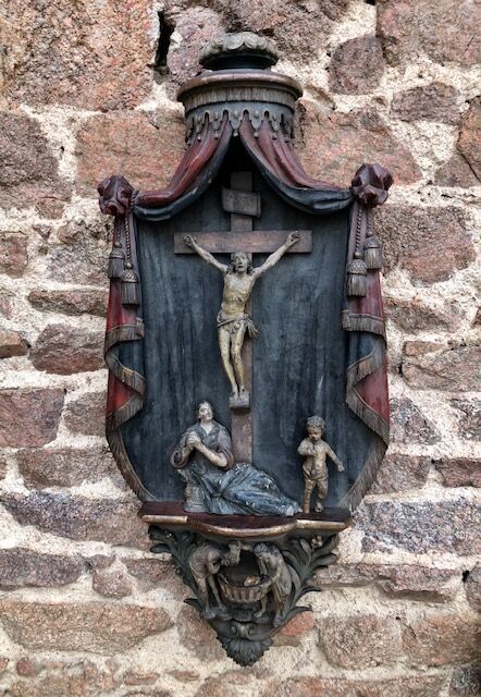 Null 十字架上有抹大拉的马利亚的暗示，在一个带有芦苇框架的基督洗礼的雕刻灯座上。

18世纪。

摆放在一个巨大的天幕和传神的背景上，上面有一个拿着小号的天&hellip;