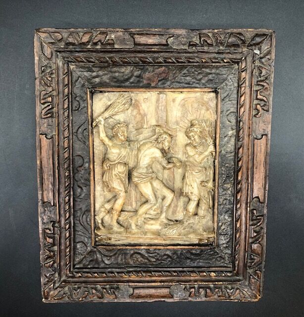 Null 梅赫伦。雕刻的和以前镀金的雪花石膏牌匾，描绘了基督的鞭刑。当时的雕花木框。

17世纪。

牌匾：12,5 x 9,5厘米

事故和修复。