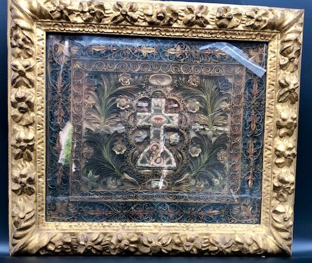 Null Großer Reliquienschrein aus Paperolles mit einem Kreuz in einem Rahmen aus &hellip;