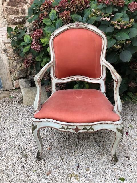 Null Fauteuil à la reine en bois mouluré et sculpté de fleurettes et feuillages,&hellip;