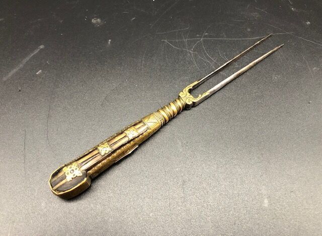 Null Tenedor de dos puntas en hierro y latón tallado, grabado con follaje, mango&hellip;