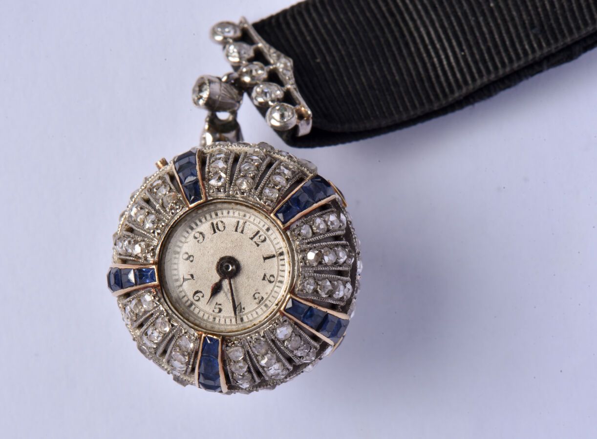 Null Montre pendentif dite "Boule de Genève" en or gris 18K (750/oo) et platine &hellip;