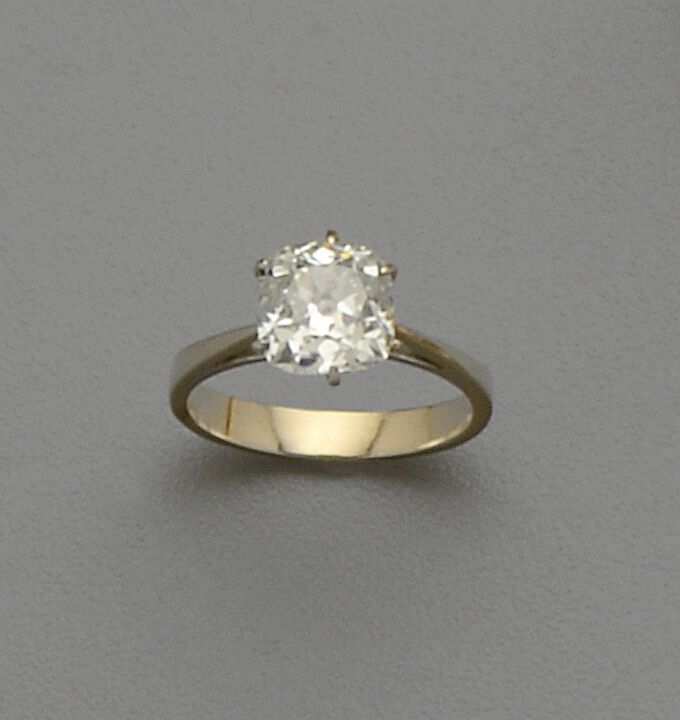 Null Bague solitaire en or gris 18K (750/oo) centrée d'un diamant coussin taille&hellip;