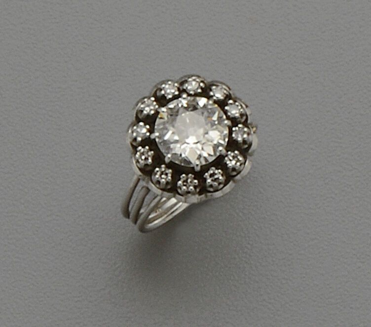 Null Bague "Fleur" en or gris 18K (750/oo) centrée d'un diamant taille ancienne &hellip;