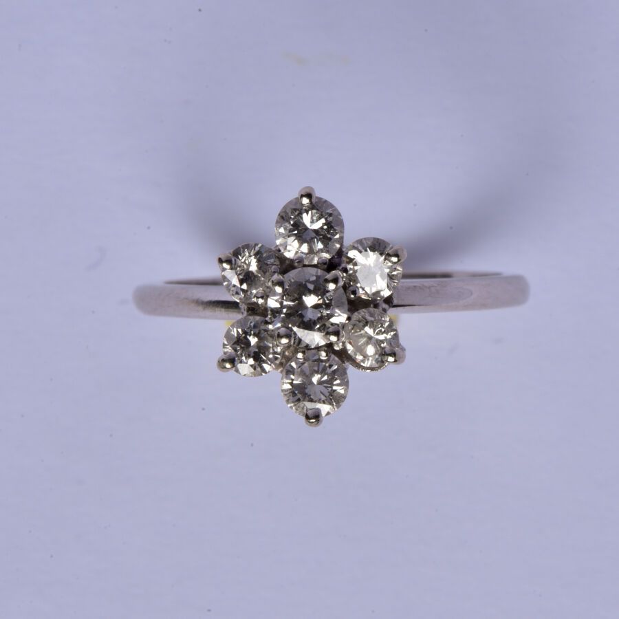 Null Bague "Fleur" en or gris 18K (750/oo) sertie de diamants taille brillant ca&hellip;