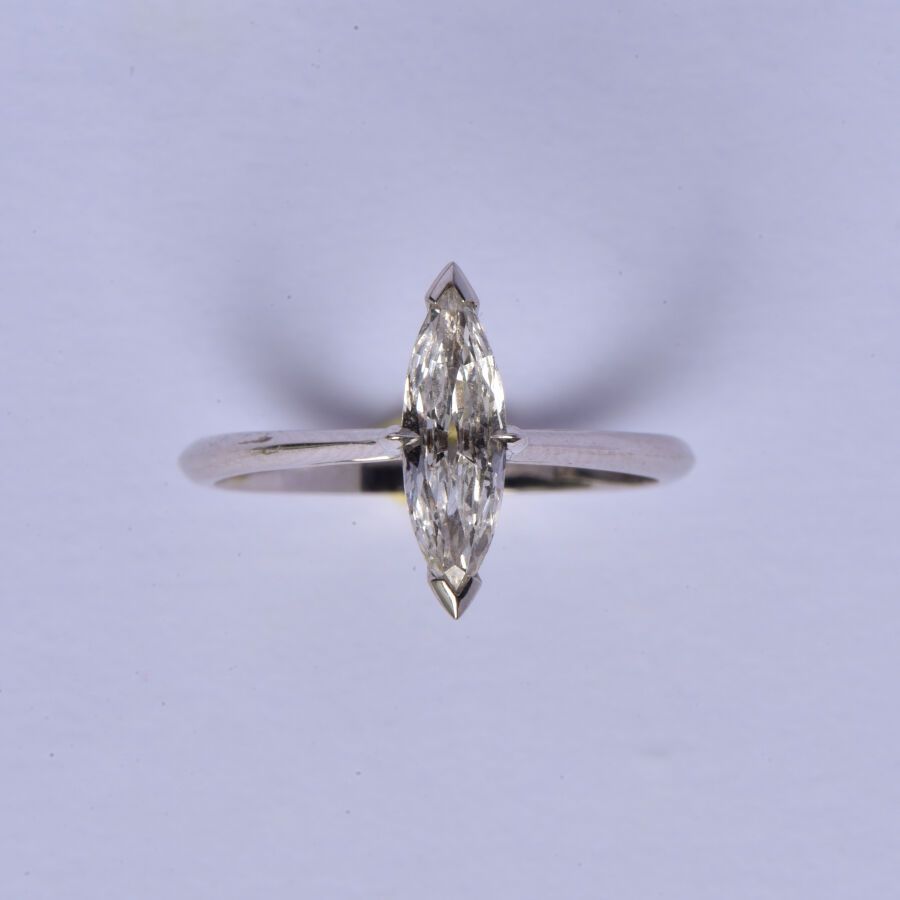 Null Bague en or gris 18K (750/oo) centrée d'un diamant taille marquise calibran&hellip;