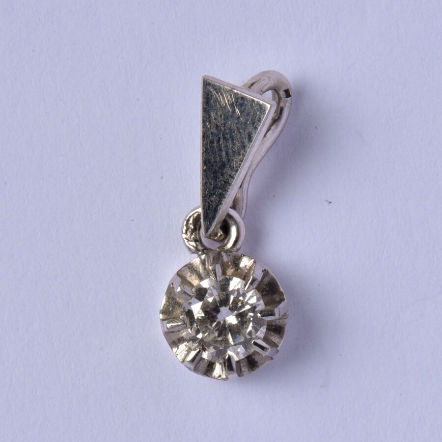 Null Pendentif en or gris 18K (750/oo) et platine (850/oo) centré d'un diamant t&hellip;