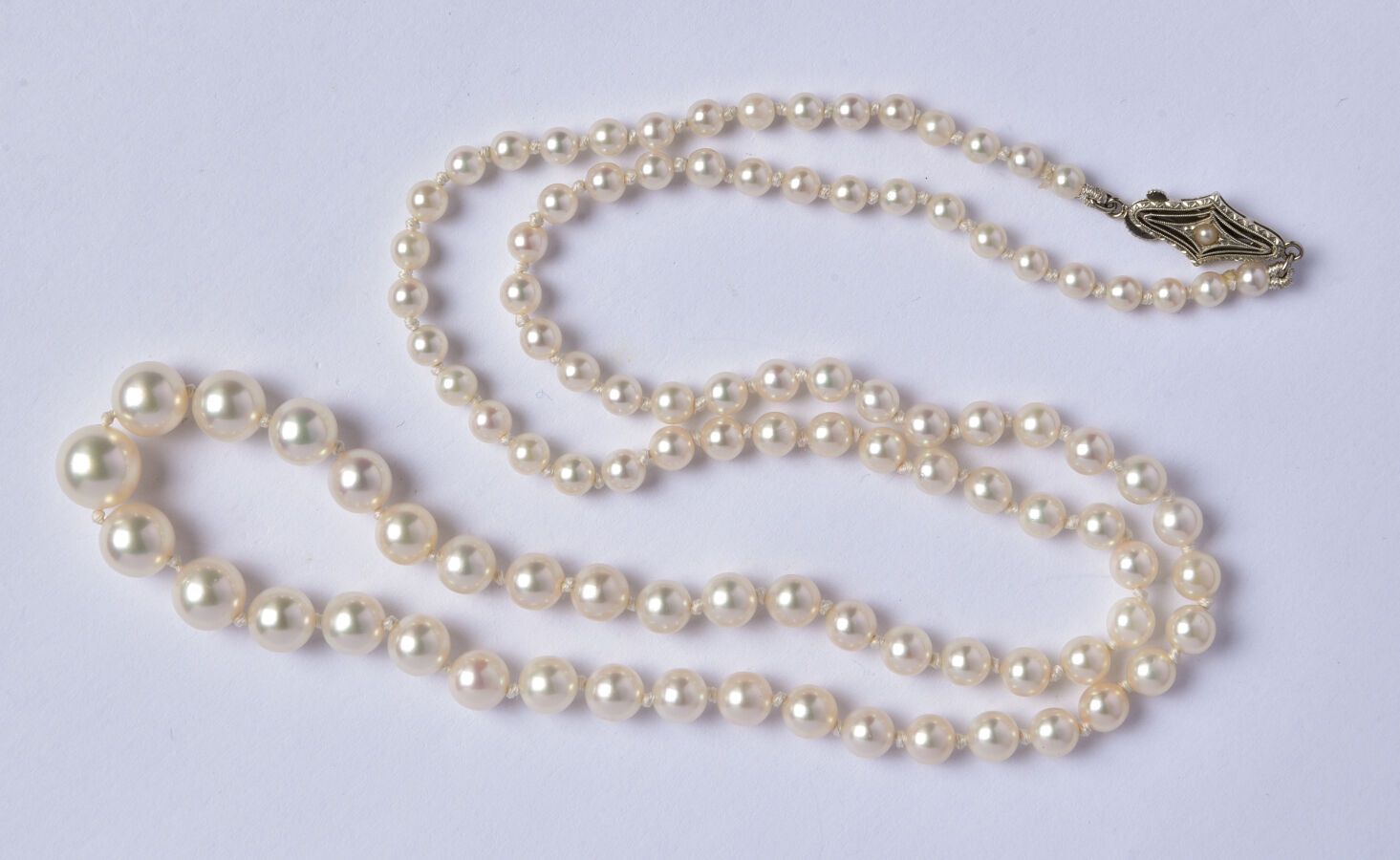 Null Collier de belles perles de culture en chute (diamètres : 3.2 à 7.5 mm), le&hellip;