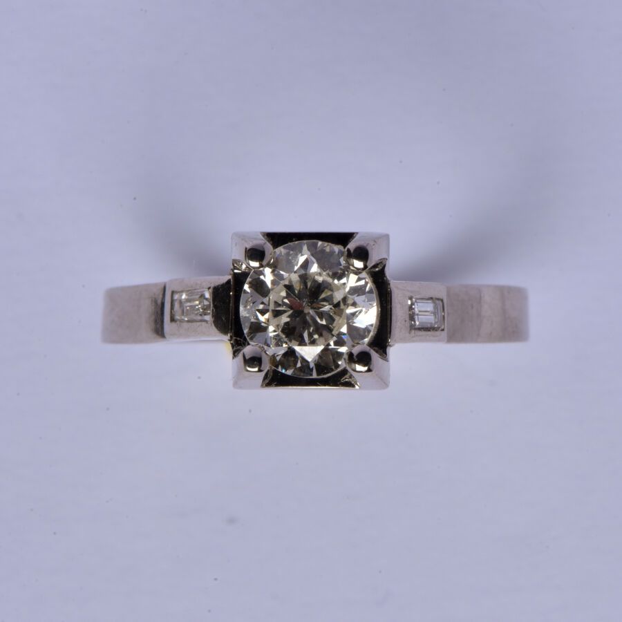 Null Bague en platine (850/oo) centrée d'un diamant demi taille calibrant enviro&hellip;