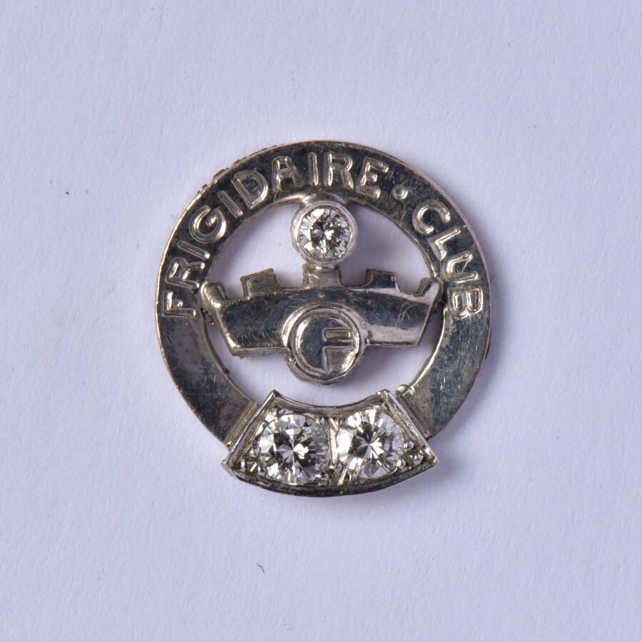 Null Médaille en or gris 18K (750/oo) à décor ajouré comportant l'inscription "F&hellip;