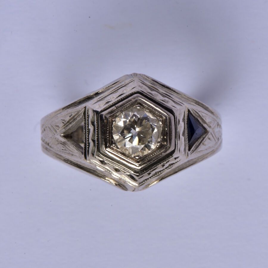 Null Bague en or gris 18K (750/oo) centrée d'un diamant taille brillant calibran&hellip;