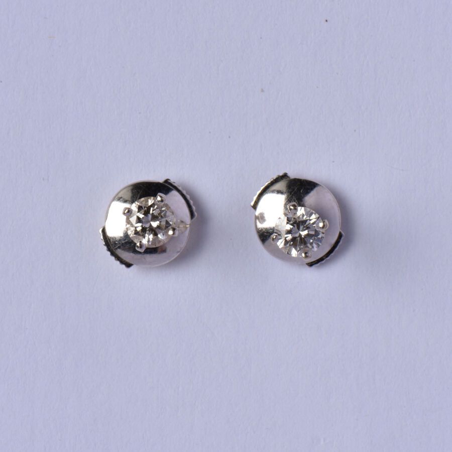 Null Paire de clous d'oreilles en or gris 18K (750/oo) ornés chacun d'un diamant&hellip;