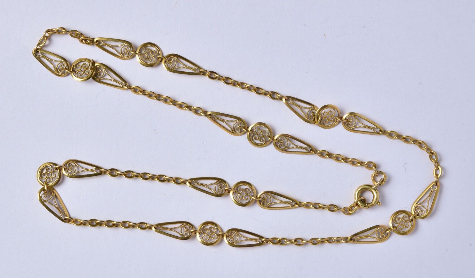 Null Collier en or jaune 18K (750/oo) à maille ovale alternée de maillons ronds &hellip;