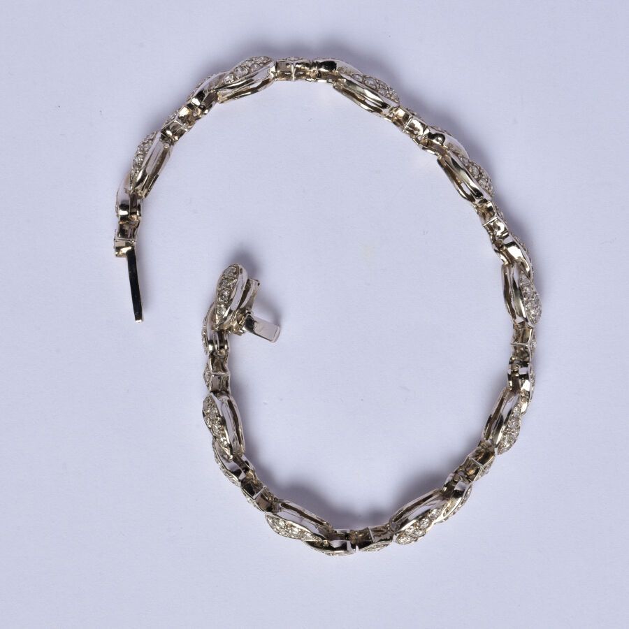 Null Bracelet semi rigide en or gris 18K (750/oo) à maillons articulés formant d&hellip;
