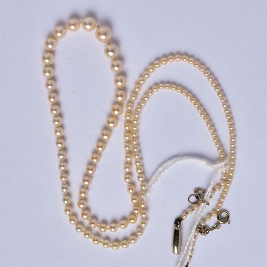 Null Collier de perles probablement fines en chute (diamètres : 1.7 à 5.5 mm), f&hellip;