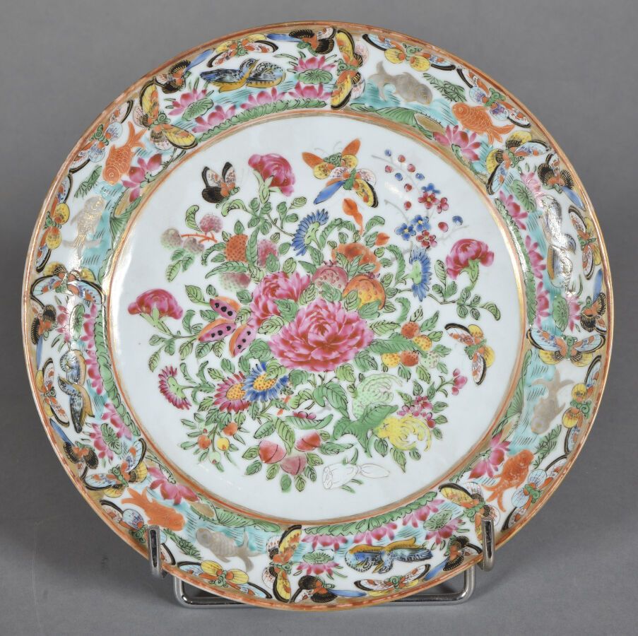 Null CHINE - CANTON. 

Assiette ronde en porcelaine à décor polychrome et or d'u&hellip;