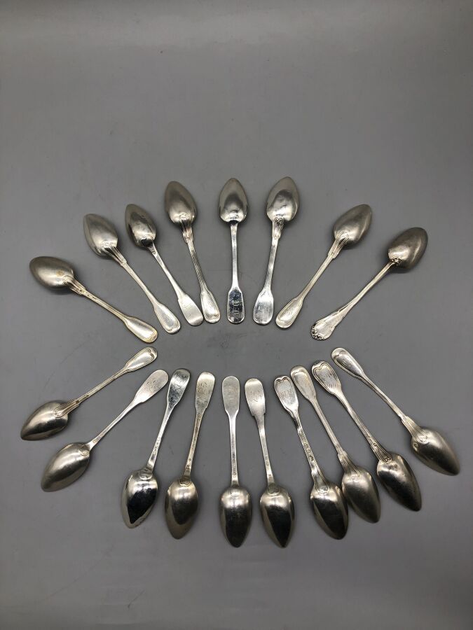 Null Dix-sept petites cuillères en argent modèles uni-plat et filets, spatules c&hellip;