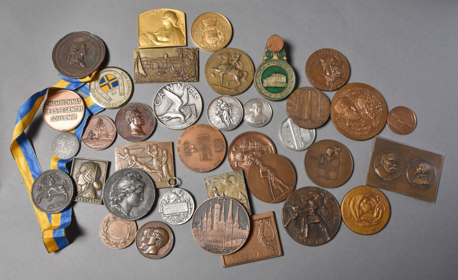 Null LOT de 35 medailles en cuivre et divers ( dont une en argent) du XIX eme et&hellip;